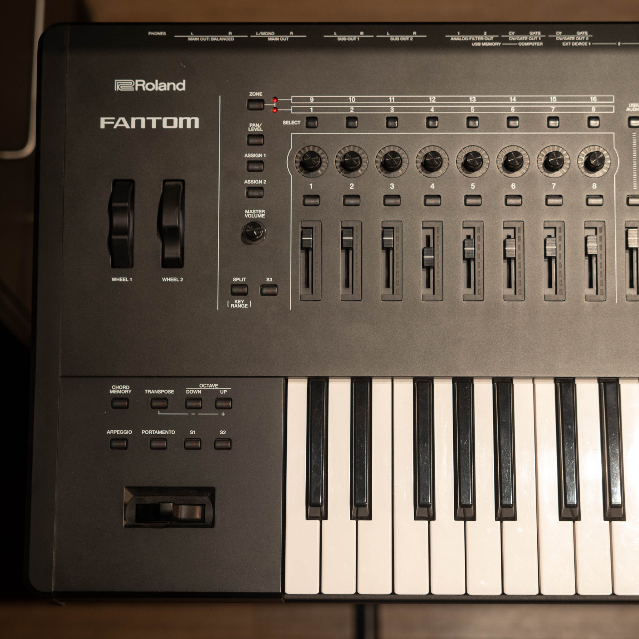 Roland Fantom 6 (Ex-Demo) - CLose Up