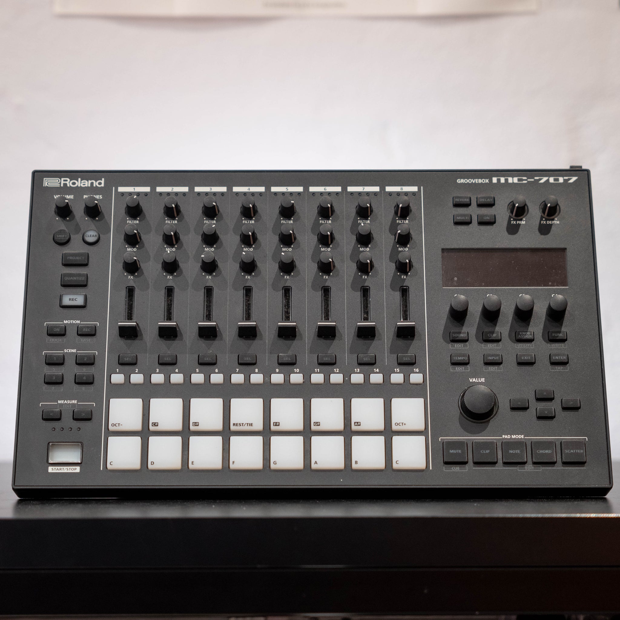 Roland MC-707 Groovebox (B-Stock)